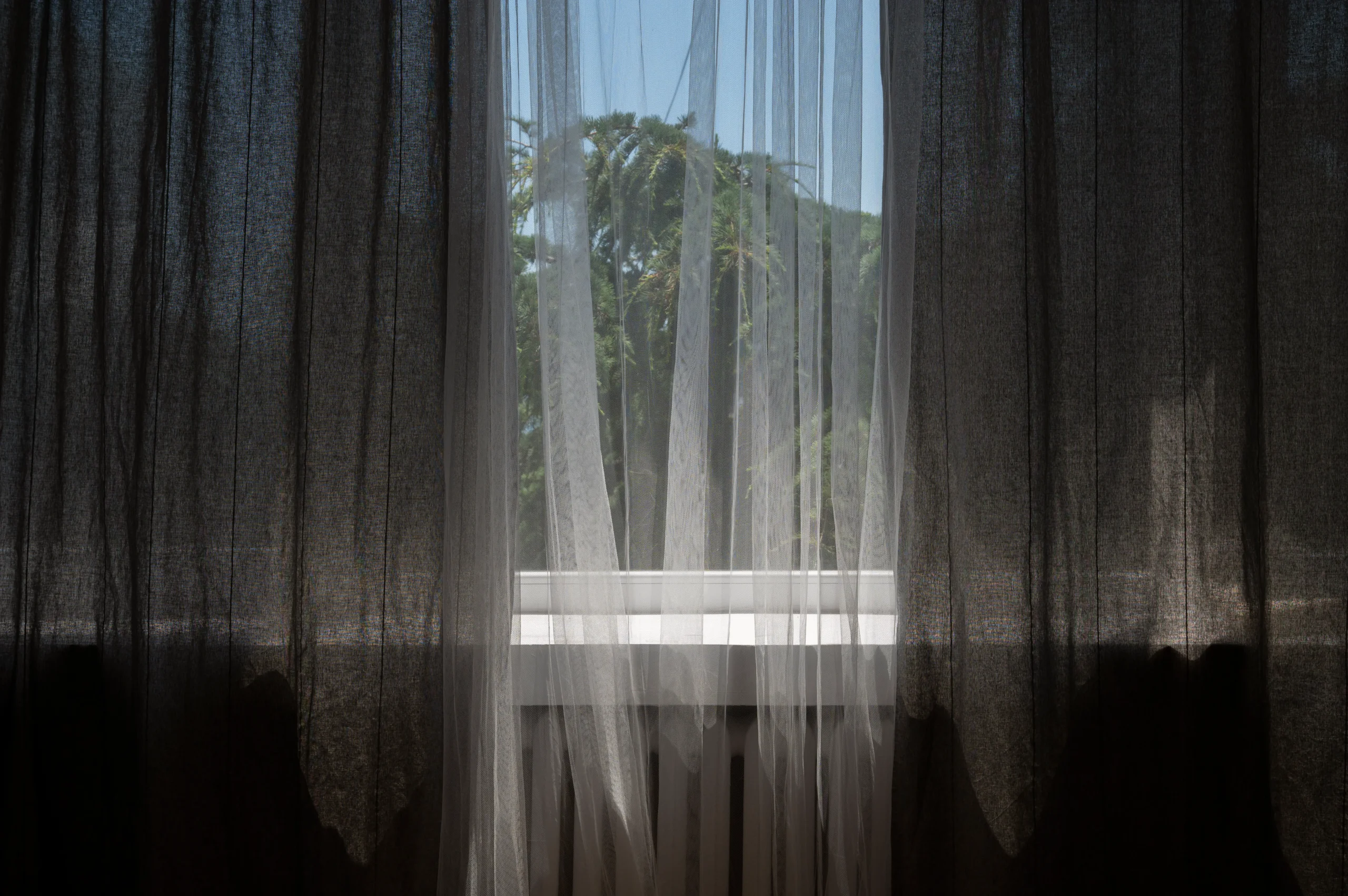 interior-design-with-white-curtains